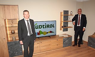 Verkaufsleiter Frank Brockgreitens (l.) und Geschäftsführer Franz-Hendrik Schröder waren im vergangenen Jahr noch sehr zuversichtlich, dass die neuen Kollektionen, hier präsentiert bei der Hausmesse der Schröder/Schröno-Gruppe in Delbrück, gut laufen werden. - Uwe Müller