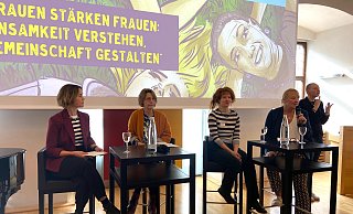Julia Ures (Moderatorin, v. l.), Dorothea Wahle-Beer (stellvertretende Leitung ökumenische Telefonseelsorge Paderborn), Sarah Diehl (Autorin und Aktivistin) und Michaela Weigel (Abteilungsleitung Soziale Teilhabe des Sozialamtes der Stadt Paderborn) sprechen über Einsamkeit bei Frauen. - Dana Stoll