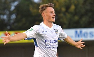 Happyend: Niklas Szeleschus erzielte in der Nachspielzeit den 2:1-Siegtreffer für den SC Wiedenbrück gegen Oberhausen. - Jens Dünhölter