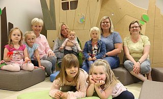 Emily (5, v. l.), Aurelia (4), Claudia Favier, Annelie Albert mit Luise, Alina (5), Frida (5), Elli (5), Jennifer Zöhner und Silke Holdgrewe freuen sich über das Jubiläum des Kindergartens. - Anthea Moschner