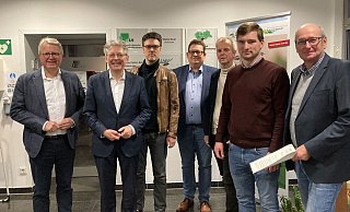 Gäste in Herford: Frank Schäffler (v.l.), Achim Post, Robin Wagener, Stefan Schwartze mit den Hermann Dedert, Mathais Lampenscherf aus Lippe und Rainer Meyer. - Jobst Lüdeking