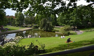 Das Paderquellgebiet ist ein beliebter Treffpunkt, feierwütige Besucher sorgten jedoch für reichlich Ärger. - Archivfoto: Peter Heidbrink