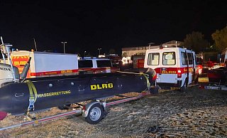 Mit diesen Fahrzeugen sind die fünf Männer und FrauenvonMidnen aus losgefahen. Jetzt warten sie in Geiselwind auf ihren ersten Einsatz. - DLRG Minden