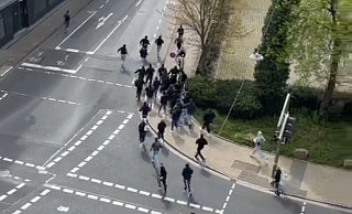 Hier sieht man die gewalttätigen Arminia-Ultras auf der Flucht. Wenig später werden sie festgesetzt. - privat