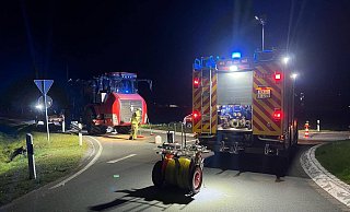 Rund 40 Einsatzkräfte der Warburger Feuerwehr beseitigten in der Nacht zu Mittwoch eine lange Ölspur, die ein landwirtschaftliches Gefährt hinter sich hergezogen hatte. - FFW Warburg