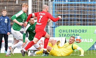Der Augenblick in dem die Schmerzen kamen: Güterslohs Torwart Jarno Peters und die Abwehrspieler Lars Beuckmann (l.) und Nils Köhler sind geschlagen, Gleich wird Julius Hölscher zum 1:0 für Rheine treffen. - Jens Dünhölter