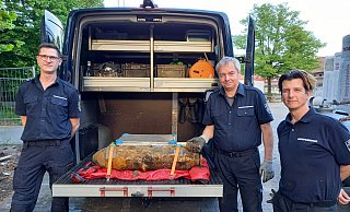 Arne Brinkmann-Walter, Andreas Brümmer und Alessandro Randisi vom Kampfmittelräumdienst aus Arnsberg mit der entschärften Bombe. - Stadt Gütersloh