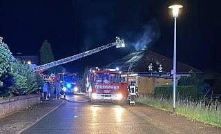 Ein Dachstuhlbrand fordert nach dem Gewitter in der Nach zu Mittwoch die Einsatzkräfte. - FFW Diemelstadt