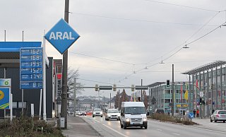Die Aral-Tankstelle gegenüber vom Werre-Park ist am Abend des Zweiten Weihnachtstags überfallen worden. - Ulf Hanke