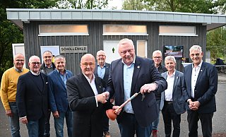 Thomas Schöning (v. l.), Michael Schuster, Peter Gronemeyer, Jörg-Uwe Fliegel, Ulrich Menne, Günther Potthast, Daniel Hartmann, Thomas Müller, Hermann Manegold und Josef Ahrens übergeben den Klostampfer als symbolischen Schlüssel. - Thomas Kube