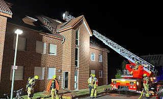 Wegen des Brandes müssen alles Bewohner des Neun-Parteienhauses das Gebäude an der Otto-Wels-Straße verlassen. - Feuerwehr Paderborn