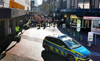 Die Polizei sicherte den Friedensmarsch der Schüler ab, die hier die Kaiser-Wilhelm-Straße hinunter kommen. - Gerald Dunkel