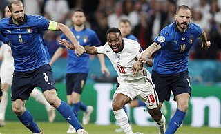 Zwei gegen einen ist clever: Die Italiener Chiellini (l.) und Bonucci gegen Englands Sterling. - imago images/Xinhua