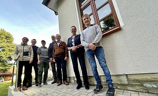 Birte Brever (v. l.), Michael Schulte, Katharina Kuckuck, Peter Rüther (alle Biologische Station), Christoph Schön (Aufsichtsrat Biostation), Marianne Thomann-Stahl (NRW-Stiftung) und Matthias Beine (Biologische Station) am neuen Aufgang. - Jens Reddeker