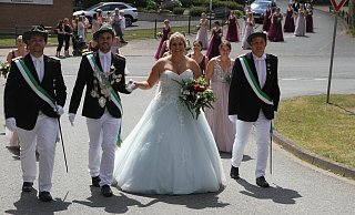Im Fokus des Festumzugs in Ahden steht das Königspaar Dominik Wegener und Laura Salmen. - Johannes Büttner
