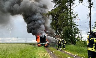 Der selbstfahrende Holzhacker stand bei Eintreffen der Einsatzkräft in Flammen. - Feuerwehr Bad Wünnenberg
