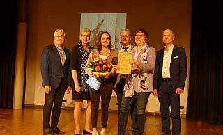 Sportlerin des Jahres umringt: Jürgen Müller, Susanne Rutenkröger, Julia Hettich, Marion Kapsa und Christoph Reuther - Thorsten Mailänder