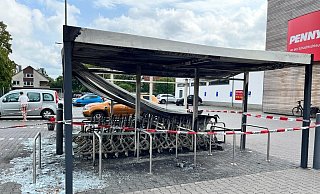 Der Brandort ist am Dienstag mit einem Flatterband der Polizei abgesperrt und der Blickfang aller Menschen, die beim Penny einkaufen. Foto: - pr