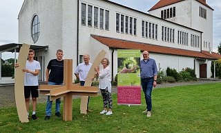 Mitten in den Vorbereitungen: Für die Projektwochen bauen Tischlermeister Thomas Bewermeyer (2. v. l.) und sein Helfer Tim Niklas Pöhler (l.) in der Kirche eine riesige Kuppel, in deren Mitte ein überdimensionales Holzkreuz hängt, auf. Organisiert haben das Ganze Klaus Hölting (v. r.), Petra Scharfen und Andreas Kirchner. - Moritz Trinsch