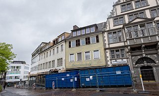 Noch steht das Heinrichsdorff-Gebäude, demnächst wird es abgerissen und macht Platz für das neue Café. - Niklas Tüns