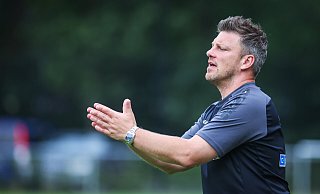 SCP-Coach Lukas Kwasniok war trotz des klaren 5:1-Testspiel-Erfolges gegen den SV Meppen nicht gänzlich zufrieden, hatte aber vollstes Verständnis, dass im Spiel seiner Mannschaft mitunter die Struktur fehlte. - Sarah Jonek