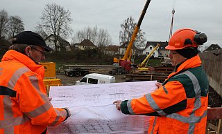 Sven Johanning (l.) und Arnd Graeper von Straßen NRW studieren die Baupläne der neuen Brücke. - Jörg Stuke