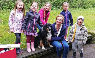Die Kinder im evangelischen Familienzentrum Emmaus in Brakel haben mit Diakonie-Mitarbeiterin Agnes Pryczko und Therapiehund Thor viel über den Umgang mit Hunden gelernt. - Diakonie