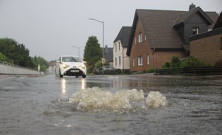 Nach dem Starkregen ist der Druck des Wassers so stark, dass es aus der Kanalisation nach oben gedrückt wird. Foto: Florian Weyand - Florian Weyand