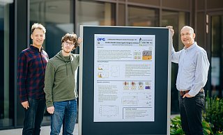 Die Autoren Uwe Gerstmann, Marvin Krenz und Wolf Gero Schmidt mit ihrem Poster zum Energietransport in der Solarzelle. - Besim Mazhiqi / Universität Paderborn