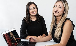 Emel Tumay (links) hat das Fashion-Startup "e-dress" gegründet. Unterstützt wird sie von Cassandra Hillgruber. - © Jörg Dieckmann - www. dieckmann-fotodesign.de