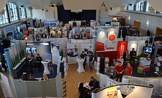 Viele Unternehmen haben einen Stand auf der Messe eröffnet und beraten zu den Ausbildungsberufen, die sie anbieten. - Peter Heidbrink