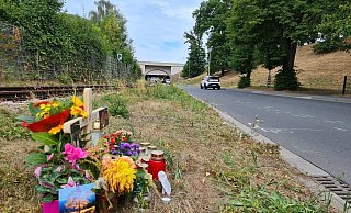 Angehörige haben Blumen an der Unfallstelle niedergelegt. - Ilja Regier