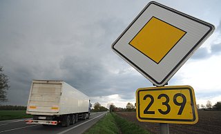 Die Bundesstraße 239 ist eine wichtige Nord-Süd-Magistrale und entsprechend viel befahren. - Archivfoto Joern Spreen-Ledebur
