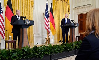 07.02.2022, USA, Washington: Bundeskanzler Olaf Scholz (SPD, l) und US-Präsident Joe Biden geben eine Pressekonferenz im Weißen Haus. Hauptthema beim Antrittsbesuch von Olaf Scholz in den USA dürfte die Russland-Ukraine-Krise sein. Foto: Alex Brandon/AP/dpa +++ dpa-Bildfunk +++ - picture alliance/dpa