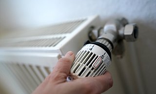 Eine Frau dreht an einem Heizungsthermostat. Das umstrittene Gesetz zum Austausch alter Öl- und Gasheizungen sorgte für Streit in der Ampel-Koalition. - Marcus Brandt