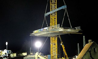 In der Nacht zum 28. Dezember 2017 hob der Kran das 300 Tonnen schwere Teilstück der Bahnbrücke an der Oberbecksener Straße im Stück zur Seite. - Thorsten Gödecker