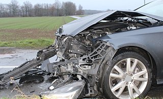 Unfall am am Freitagmorgen: Die Front des Mercedes nahm erheblichen Schaden. - Polizei Minden-Lübbecke