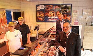 Fleischerehepaar Frauke und Alfred Brilon (v. l.) mit dem Landtagsabgeordneten Matthias Goeken und Kreishanderwerkerschafts-Hauptgeschäftsführer Gerald Studzinksy. - Burkhard Battran