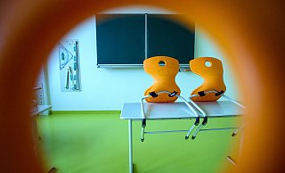 In besonderen Fällen kann das Gesundheitsamt Schulschließungen anordnen. Die Klassenräume bleiben dann leer und die Stühle oben. - Klaus-Dietmar Gabbert