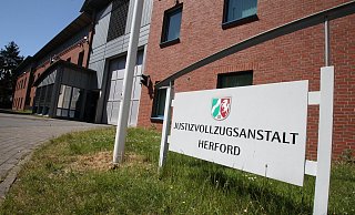 Einer der mutmaßlichen Täter sitzt in der JVA Herford ein. - Peter Steinert