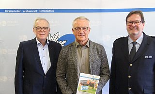 Kreisdirektor Klaus Schumacher (v. l.) , Erster Kriminalhauptkommissar Karlheinz Schröder und Polizeidirektor Christian Brenski stellen die Kriminalitätsstatistik für den Kreis Höxter vor. - Burkhard Battran