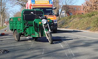 Das dreirädrige Fahrzeug musste abgeschleppt werden. - Polizei Minden-Lübbecke
