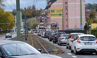 In der Mittagszeit staut sich der Verkehr in Richtung Innenstadt auf der Artur-Ladebeck-Straße. - Andreas Zobe
