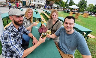 Fabian Chognitzki, Stefanie Reineke, Vicky Langham und Marius Sievers nutzen das Weinfest in Schloß Neuhaus für ein "kleines Klassenttreffen". - Marc Schröder