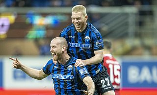 SCP-Innenverteidiger Jannis Heuer (l.) hat soeben das 2:1 gegen Düsseldorf erzielt. Teamkollege Kai Klefisch ist der erste Gratulant. Freuen dürfen sich Heuer und der SC Paderborn auch ganz aktuell über die Vertragsverlängerung des jungen Abwehrspezialisten. - picture alliance/dpa