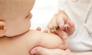 Arzt gibt einem kleinen Baby eine Spritze. - DAK/Dmitry Naumov