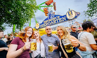 Isabell Fetters (v. l.), Giulia Krömer, Christian Kurte und Svenja Huber genießen das sommerliche Wetter und feiern den Start in die Festwoche. - Besim Mazhiqi