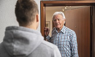 Ein junger Mann soll sich fälschlicherweise als Mitarbeiter der Wirtschaftsbetriebe ausgegeben haben. - maikgoering photography