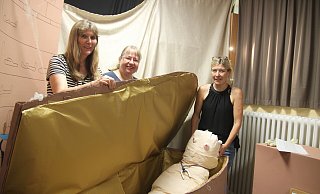 Auch Ferienspielangebote gehören zu den Aufgaben der OGS-Teams. Die IfAS-Mitarbeiterinnen Christine Meier (v.l.), Martina Kelly und Susann Wallmann haben dazu beispielsweise auch mal einen Escape Room mit einem Sarkophag geschaffen. - Heidi Froreich