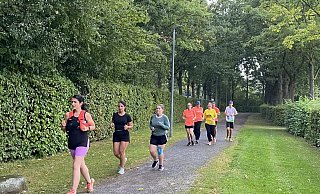 Die Paderborner Running Moms Teilnehmerinnen trainieren wöchentlich eine Stunde lang auf der Laufstrecke um den Ahornsportpark. - Julia Spiekerkötter